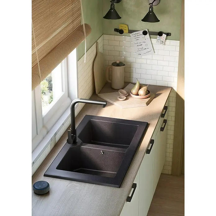 Atron Fregadero encastrable Wing - 51,5 x 91 cm, Material compuesto, Negro - Fregadero de cocina negro con grifo sobre una encimera clara. Paredes luminosas con azulejos blancos y ventanas con persianas marrones al fondo.