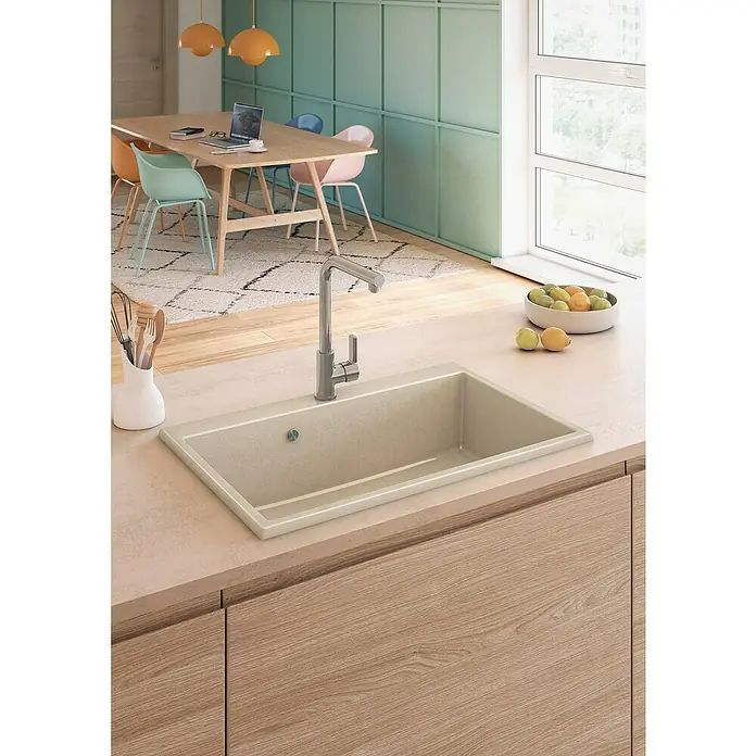 Atron Fregadero encastrable Atlas - 51,6 x 78,6 cm, Crema minerva, Mate - Primer plano de un fregadero de cocina moderno de piedra clara con un elegante grifo, integrado en una elegante encimera.