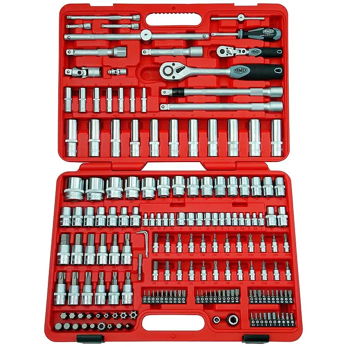 Famex Werkzeugkoffer - L x B x H: 51,5 x 44,5 x 26 cm, 272 -tlg. - Ein roter Werkzeugkoffer gefüllt mit einer umfassenden Auswahl an Steckschlüsseln, Bits und Ratschen für verschiedene Reparaturarbeiten.