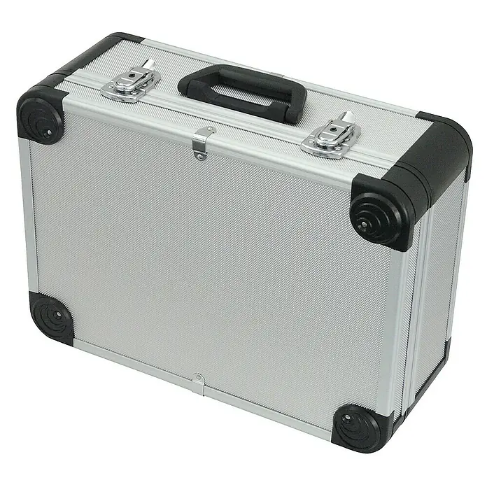 Famex Werkzeugkoffer - L x B x H: 46 x 35,5 x 18 cm, 292 -tlg. - Nahaufnahme eines silbernen Aluminium-Werkzeugkoffers mit schwarzen Eckverstärkungen und Griff.