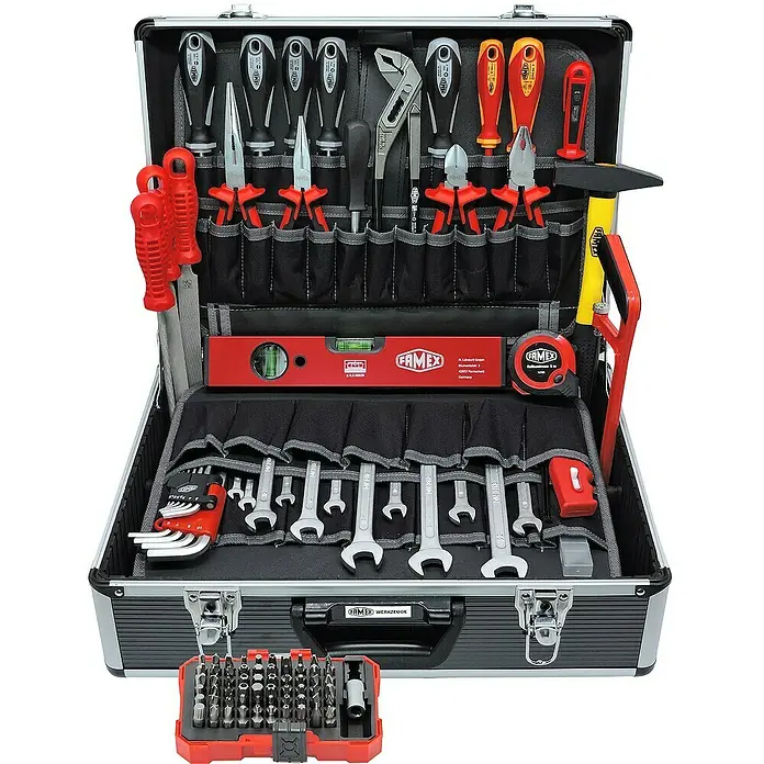 Famex Werkzeugkoffer - L x B x H: 46 x 35,5 x 16 cm, 109 -tlg. - Werkzeugkoffer von Famex mit einer Vielzahl von Werkzeugen, darunter Schraubendreher, Zangen, Schraubenschlüssel und Bits.