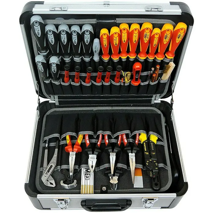 Famex Werkzeugkoffer - L x B x H: 46 x 35,5 x 18 cm - Werkzeugkoffer mit einer Vielzahl von Werkzeugen, darunter Schraubendreher und Zangen, ordentlich in Fächern verstaut.