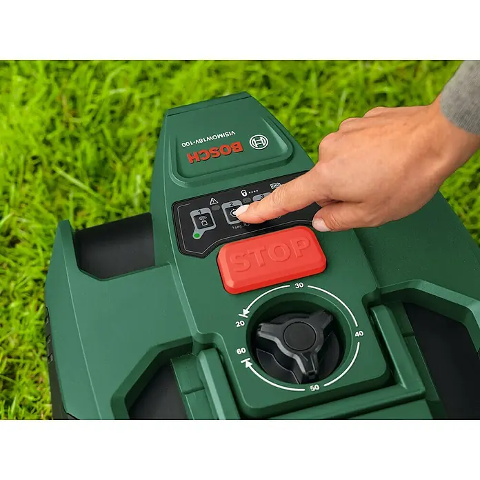 Bosch Power for All 18V Mähroboter VISIMOW 18V-100 - 100 m², Schnittbreite: 16 cm, Kamera-gestützte Navigation, Ultraschallsensorik, Ohne Akku - Nahaufnahme eines Bosch Rasenmähers mit einer Hand, die einen Knopf drückt.