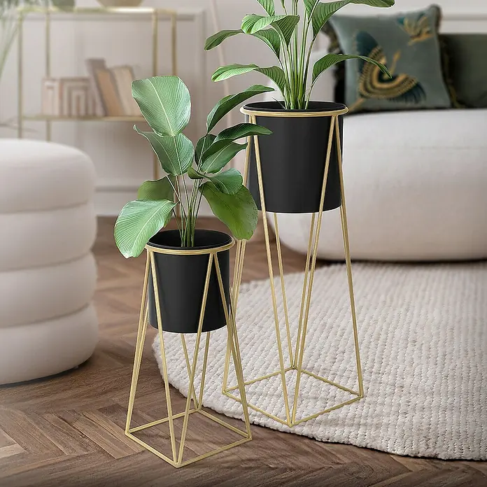 ML-Design Pflanztopf Blumentopfständer Schwarz/Gold Wetterfeste und robuste Blumentopfhalte - Stahl, Schwarz - Zwei dekorative Pflanzenständer in Gold und Schwarz mit stilvollen Pflanzen. Perfekt für eine moderne Raumgestaltung.