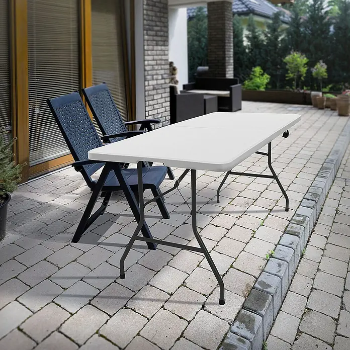ML-Design Campingtisch Klapptisch 6 Personen mit Tragegriff für Garten, Terrasse oder Balkon - L x B x H: 180 x 74 x 74 cm, HDPE-Kunststoff, Stahl, Weiß, Klappbar - Weißer Klapptisch mit zwei schwarzen Gartenstühlen auf einer Terrasse. Praktisch für den Garten oder Balkon.