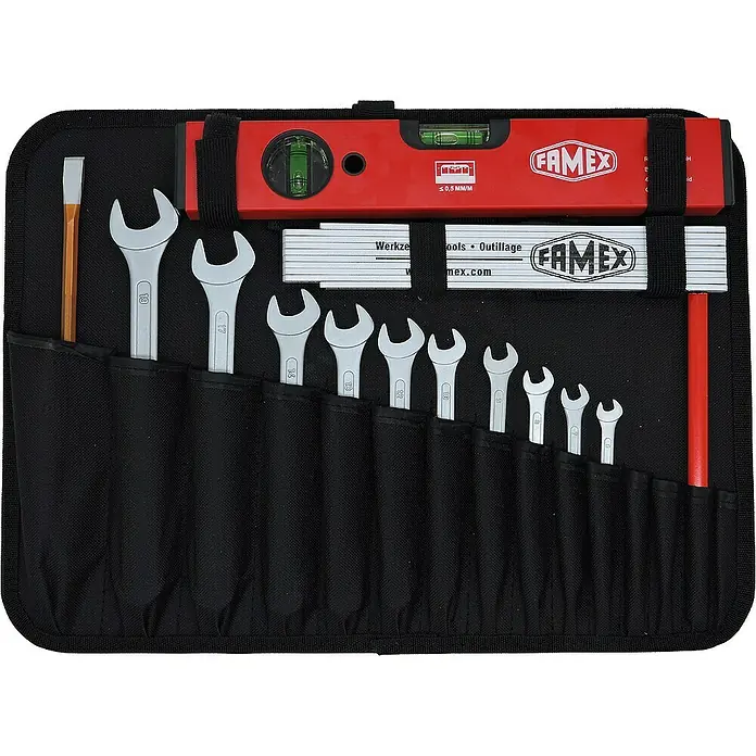 Famex Werkzeugkoffer - L x B x H: 45,5 x 35,5 x 16 cm, 31 -tlg. - Ein Werkzeugsatz mit Schraubenschlüsseln, Wasserwaage und Zollstock in einer schwarzen Werkzeugtasche der Marke Famex.