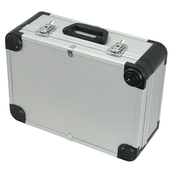 Famex Werkzeugkoffer - L x B x H: 46 x 35,5 x 18 cm, 280 -tlg. - Nahaufnahme eines silbernen Aluminium-Werkzeugkoffers mit schwarzen Eckverstärkungen und Tragegriff.