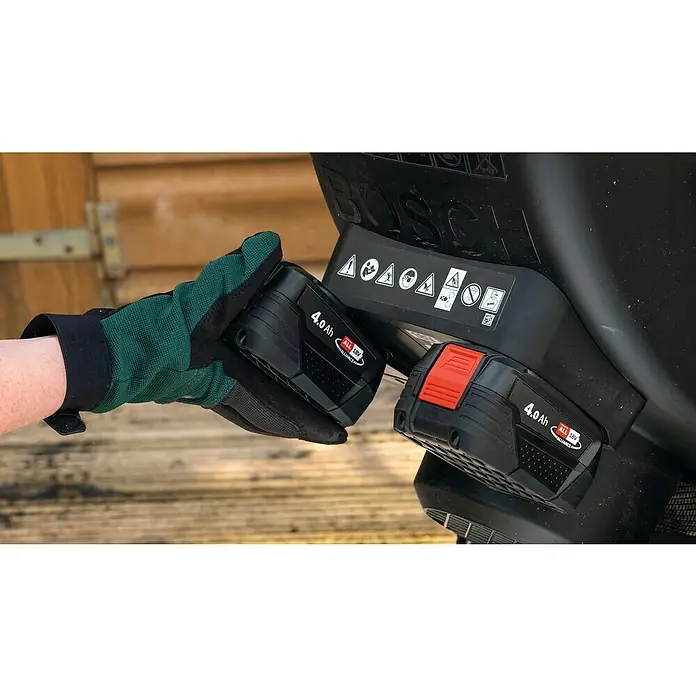 Bosch Power for All 18V Akku-Häcksler UniversalShredder 2x18V-25 - Max. Aststärke: 25 mm - Zwei Bosch 4.0 Ah Akkus werden in ein Gerät eingesetzt. Die Akkus sind schwarz mit roter Akzentfarbe und tragen das Bosch-Logo.