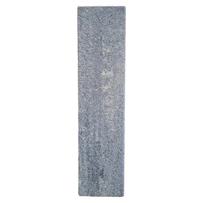 Diephaus Palisade Niles - 100 x 25 x 8 cm, Graphit, Beton - Aufnahme eines Betonpflasters mit einer rauen, gesprenkelten Oberfläche und einer neutralen Farbpalette, ideal für Außenbereiche.