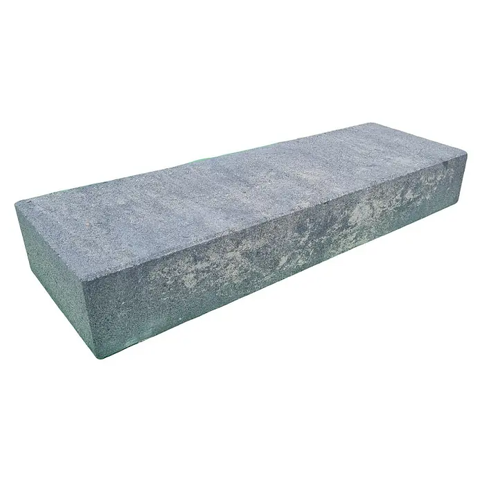 Diephaus Blockstufe Niles - 100 x 35 x 15 cm, Quarzit, Beton - Nahaufnahme eines einzelnen grauen Pflastersteins mit rauer Oberfläche, ideal für Garten- oder Landschaftsbauprojekte.