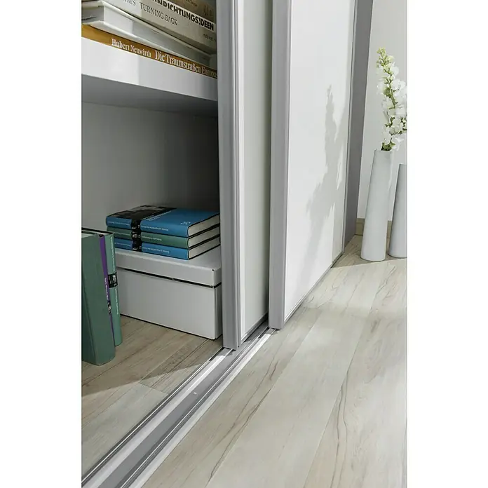 Optimum Schiebetür-Bau-Set - Weiß matt/Anthrazit matt, 120 x 250 cm - Nahaufnahme eines Schranks mit Schiebetüren, der Stauraum und Organisation in einem modernen Design bietet.