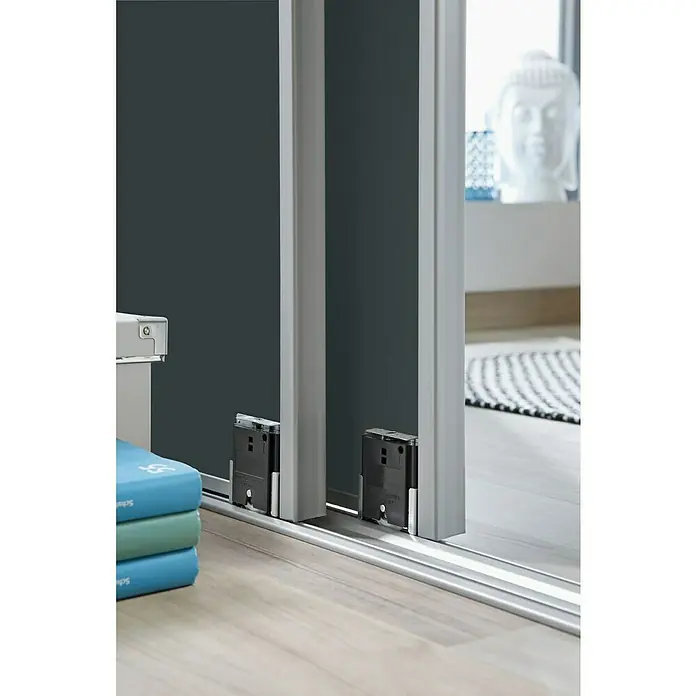 Optimum Schiebetür-Bau-Set - Weiß matt/Anthrazit matt, 120 x 250 cm - Detailaufnahme eines Schranks mit Schiebetüren und den dazugehörigen Laufrollen auf einem hellen Holzboden.