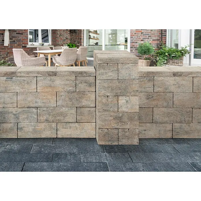 Diephaus Mauerabdeckplatte Lima - 40 x 20 x 4 cm, Muschelkalk, Beton - Nahaufnahme einer stabilen Außenmauer aus dekorativen Pflastersteinen, die ein modernes und gepflegtes Ambiente vermittelt.