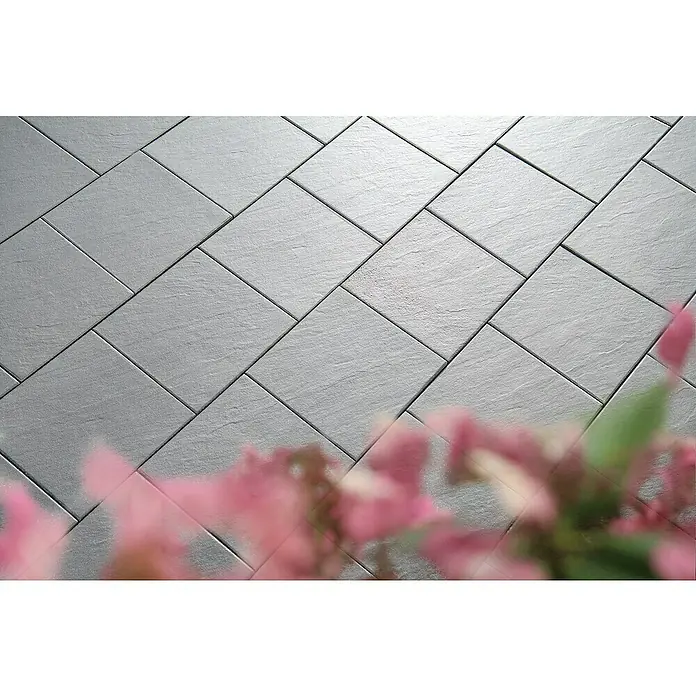 Diephaus Terrassenplatte Rancho - 40 x 40 x 4 cm, Mittelgrau, Beton - Nahaufnahme von grauen Bodenfliesen mit dezenten Texturen, die eine moderne und stilvolle Oberfläche zeigen. Perfekt für Innen- und Außenbereiche.