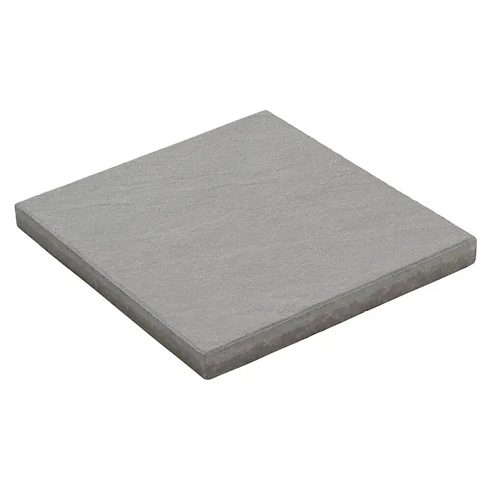 Diephaus Terrassenplatte Rancho - 40 x 40 x 4 cm, Mittelgrau, Beton - Nahaufnahme eines einzelnen, quadratischen Pflastersteins in Graunuancen, der eine robuste und ebene Oberfläche für Außenbereiche bietet.