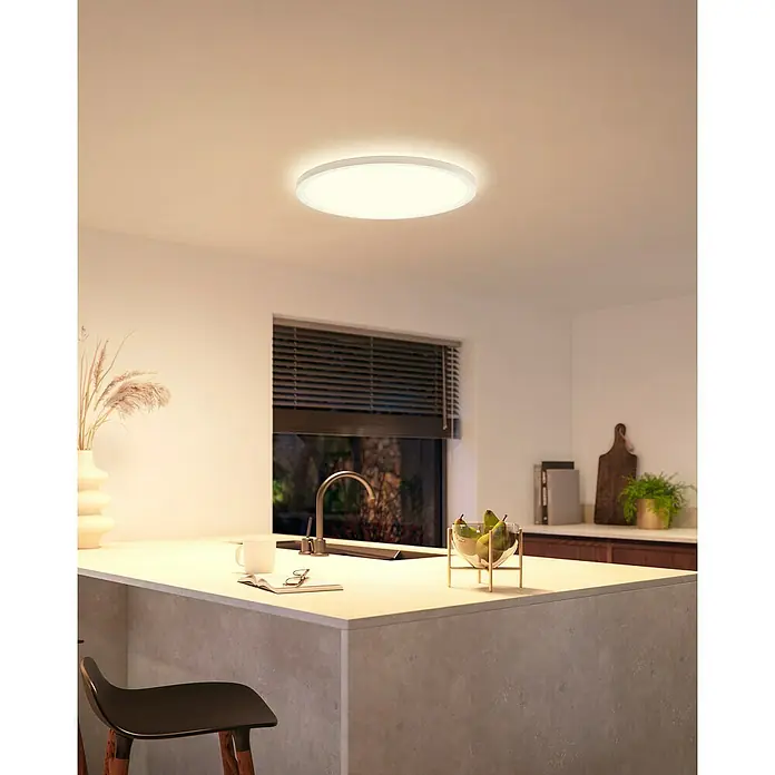 Philips Hue LED-Panel rund White & Color Ambiance Tento XL - 25 W, Ø x H: 54,2 x 3,56 cm, Weiß, RGBW - Deckenleuchte in einem modernen Küchenraum. Die helle LED-Leuchte sorgt für eine gleichmäßige Ausleuchtung.