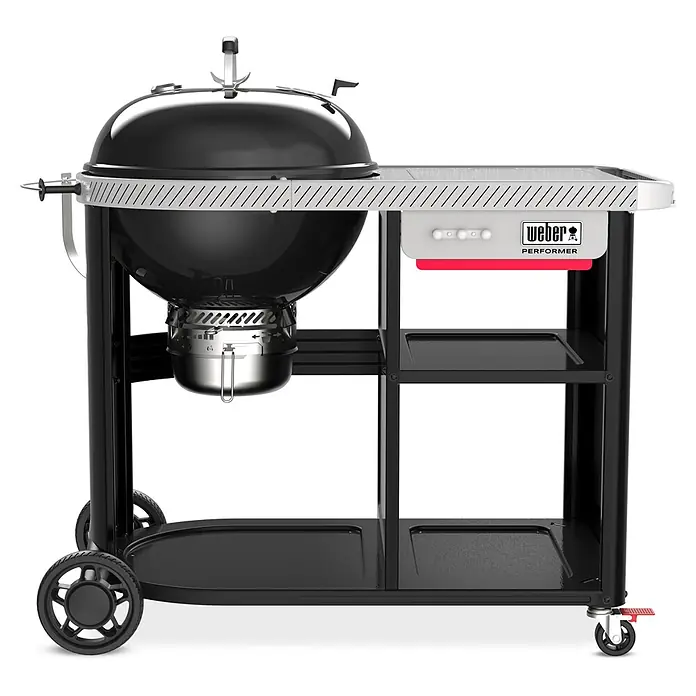 Weber Kugelgrill Performer Premium - Durchmesser Grillfläche: 57 cm, Schwarz - Hier ist ein Weber Holzkohlegrill mit Arbeitstisch und Ablageflächen auf einem schwarzen Untergestell mit Rädern.
