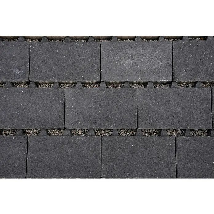 Diephaus Pflasterstein Lowell Rasenfugen - 30 x 20 x 6 cm, Anthrazit, Beton - Nahaufnahme von grauen Pflastersteinen, die ein robustes und modernes Design für Außenbereiche zeigen. Die Steine sind durch Kies getrennt.
