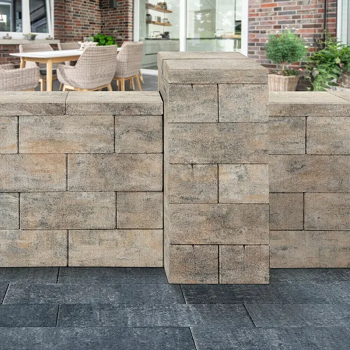 Diephaus Mauerabdeckplatte Lima - 40 x 20 x 4 cm, Muschelkalk, Beton - Nahaufnahme einer stabilen und stilvollen Betonsteinmauer, die einen Garten oder eine Terrasse aufwertet.