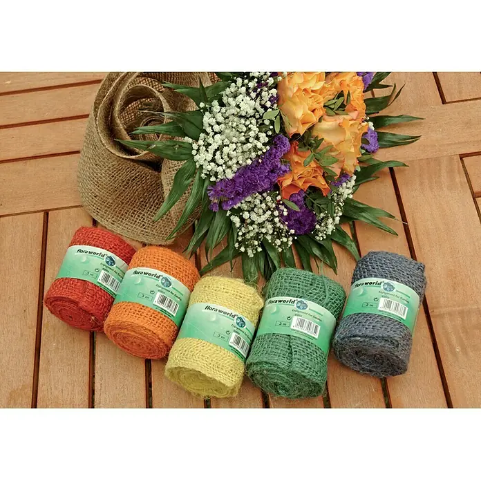 Floraworld Classic Jutegewebeband - Natur, 300 x 6 cm - Floraworld farbiges Jutegarn auf einer Holzoberfläche mit Blumenstrauß und dekorativem Sackleinen. Ideal zum Basteln und Dekorieren.