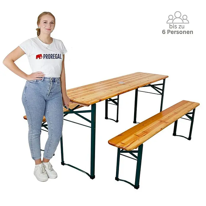 Chefgastro Gartentisch-Set Bierzeltgarnitur klappbar - L x B x H: 46 x 170 x 76 cm, Klappbar - Bierzelttischgarnitur mit einer Frau daneben, die die Größe demonstriert. Die Garnitur hat grüne Beine und helles Holz.