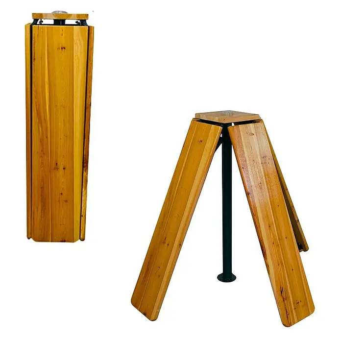 Chefgastro Gartentisch Bierzelttisch Quattro klappbar - L x B x H: 30 x 240 x 102 cm, Eckig, Braun - Das Bild zeigt einen zusammengeklappten und einen aufgestellten Lärchenholz-Beistelltisch mit Metallfuß, ideal für den Garten.