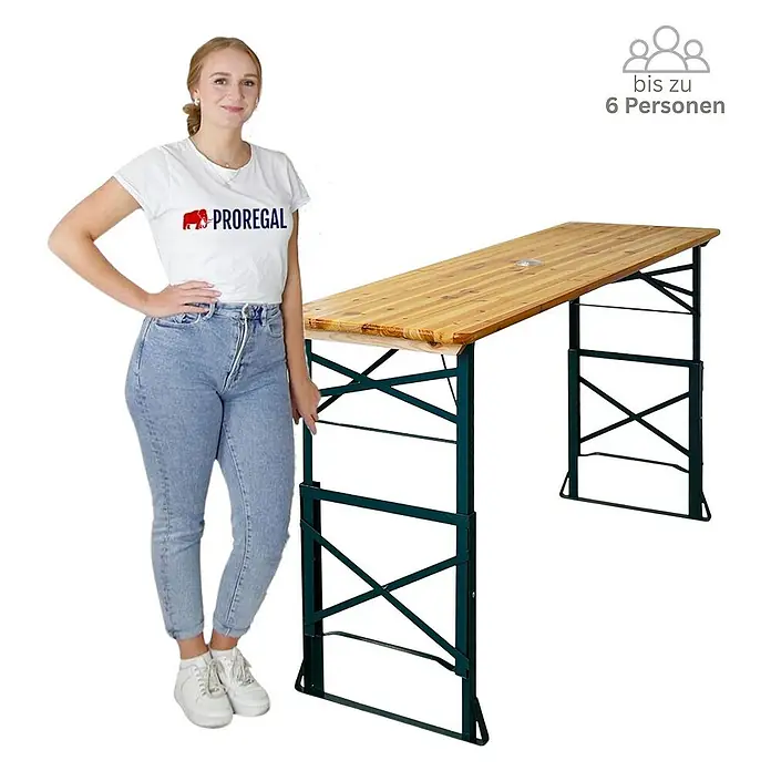 Chefgastro Gartentisch Höhenverstellbarer Bierzelttisch klappbar - L x B x H: 50 x 170 x 116 cm, Eckig, Braun - Ein Festzeltgarnitur mit einer Frau, die daneben steht. Die Garnitur ist aus Holz gefertigt und hat ein stabiles Gestell.