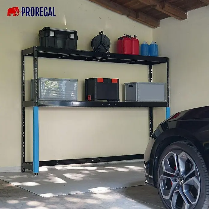 Proregal Schwerlastregal Garagenregal HERCULES - H x B x T: 180 x 240 x 50 cm, Traglast pro Boden: 300 kg, Anzahl Böden: 2 Stk., Stecken, Schwarz - Ein schwarzes Proregal Schwerlastregal, voll mit Werkzeugkisten, Kanistern und einer Kabeltrommel steht in einer Garage.