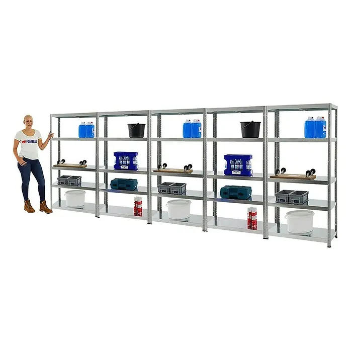 Proregal Metallregal Mega Deal Steel Eagle - Traglast pro Boden: 130 kg, Anzahl Böden: 5 Stk., Stecken, Verzinkt - Das Bild zeigt ein Regal mit fünf Fächern, das mit diversen Gegenständen wie Eimern und Kanistern gefüllt ist. Eine Frau steht daneben.