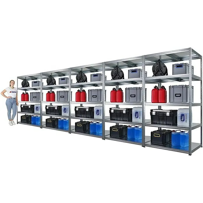 Proregal Metallregal Mega Deal Steel Eagle - Traglast pro Boden: 130 kg, Anzahl Böden: 5 Stk., Stecken, Verzinkt - Ein großes, graues Metallregal mit fünf Ebenen, gefüllt mit verschiedenen Behältern, Kanistern und Boxen. Eine Frau steht daneben.