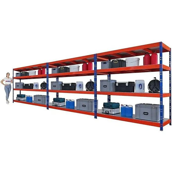 Proregal Schwerlastregal Mega Deal Profi RHINO - Traglast pro Boden: 500 kg, Anzahl Böden: 4 Stk., Stecken, Blau-Orange - Dreireihiges Lagerregal mit Werkzeugkisten, Kanistern und Behältern, wodurch die großzügige Kapazität und Organisation hervorgehoben wird.