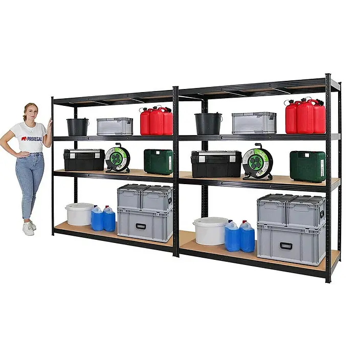 Proregal Schwerlastregal Mega Deal TAURUS - Traglast pro Boden: 250 kg, Anzahl Böden: 5 Stk., Stecken, Schwarz - Zwei Regale mit vier Ebenen und diversen Behältern, daneben eine Frau als Größenvergleich. Das Regal bietet viel Stauraum für Garage oder Keller.
