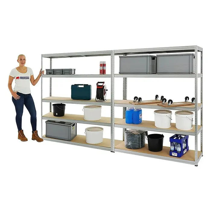 Proregal Schwerlastregal Mega Deal Giant Elephant - H x B x T: 180 x 150 x 45 cm, Traglast pro Boden: 200 kg, Anzahl Böden: 5 Stk., Stecken, Verzinkt - Bild eines Regalsystems mit mehreren Ablagen, auf denen verschiedene Gegenstände wie Behälter, Eimer und Flaschen stehen. Eine Frau steht daneben.
