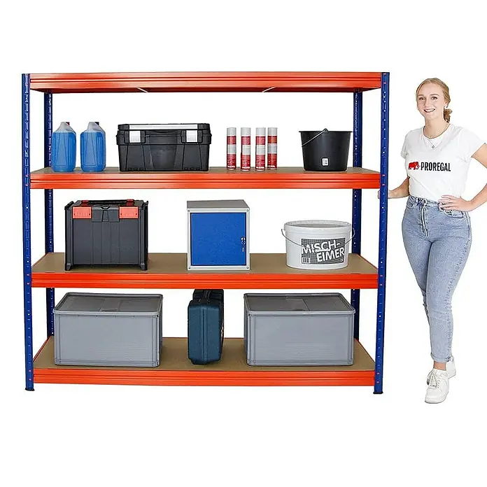 Proregal Schwerlastregal Mega Deal DINO - H x B x T: 180 x 200 x 60 cm, Traglast pro Boden: 500 kg, Anzahl Böden: 4 Stk., Stecken, Orange - Lagerregal mit vier Ebenen, beladen mit Werkzeugkästen und Behältern, neben einer Frau für Größenvergleich.