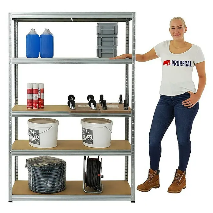Proregal Schwerlastregal Big Elephant S - H x B x T: 180 x 120 x 45 cm, Traglast pro Boden: 250 kg, Anzahl Böden: 5 Stk., Stecken, Verzinkt - Lagerregal mit fünf Ablagen, beladen mit diversen Gegenständen wie Kanistern, Farbeimern und Kabelrollen, daneben eine Frau.