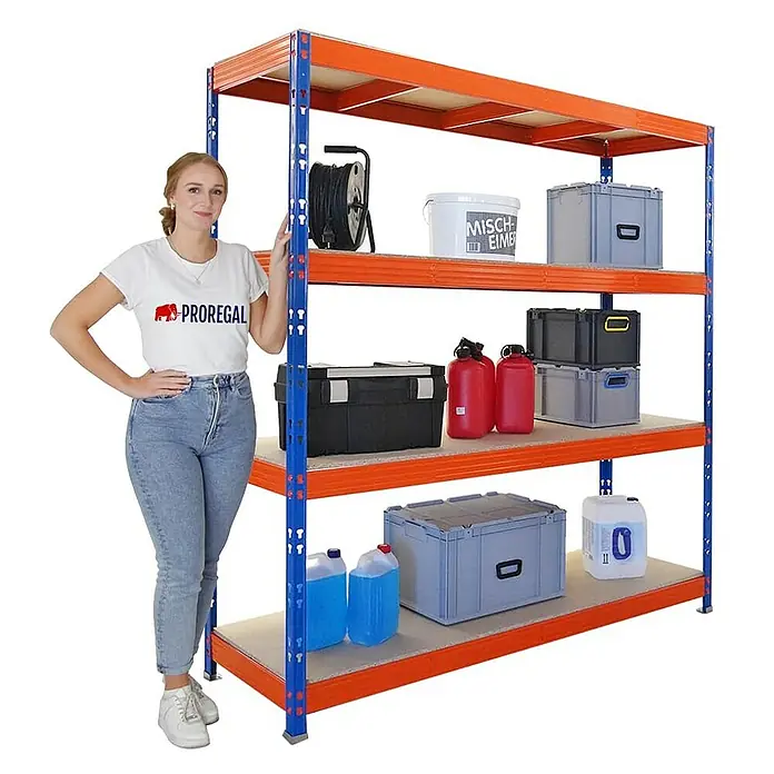 Proregal Schwerlastregal Profi RHINO - H x B x T: 200 x 200 x 60 cm, Traglast pro Boden: 500 kg, Anzahl Böden: 4 Stk., Stecken, Schwarz - Das Bild zeigt ein blau-oranges Schwerlastregal mit vier Ebenen, beladen mit verschiedenen Behältern und Kanistern. Eine Frau steht daneben und präsentiert das Regal.