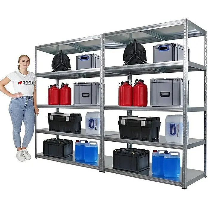 Proregal Metallregal Mega Deal Steel Eagle - Traglast pro Boden: 130 kg, Anzahl Böden: 5 Stk., Stecken, Verzinkt - Helle Regale aus Metall mit mehreren Ablagen, vollgepackt mit verschiedenartigen Gegenständen, die in Lagercontainern verstaut sind.