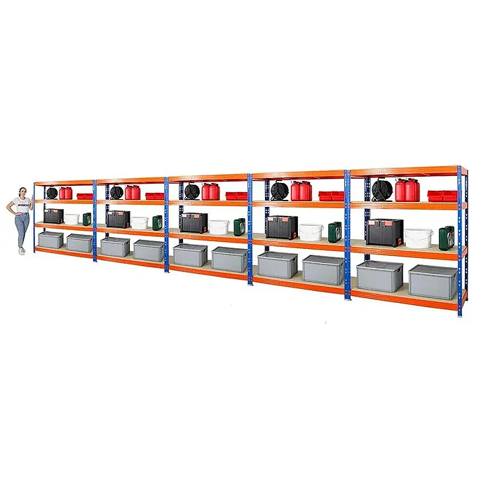 Proregal Schwerlastregal Mega Deal Profi RHINO - Traglast pro Boden: 500 kg, Anzahl Böden: 4 Stk., Stecken, Blau-Orange - Regal mit orangefarbenen Trägern und blauen Pfosten, gefüllt mit verschiedenen Gegenständen und einer Frau zur Größenskalierung.