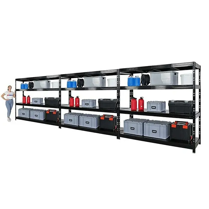 Proregal Schwerlastregal Mega Deal Profi RHINO - Traglast pro Boden: 500 kg, Anzahl Böden: 4 Stk., Stecken, Schwarz - Langes, schwarzes Metallregal mit drei Fächern, gefüllt mit verschiedenen Behältern und einer Frau, die daneben steht.