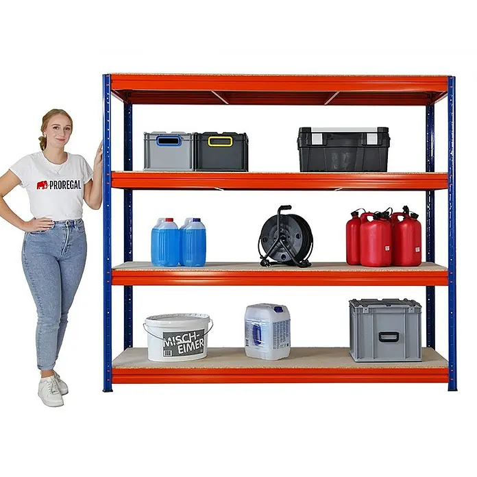 Proregal Schwerlastregal Mega Deal DINO - H x B x T: 180 x 200 x 60 cm, Traglast pro Boden: 500 kg, Anzahl Böden: 4 Stk., Stecken, Blau-Orange - Ein dreistöckiges Lagerregal in Orange und Blau, beladen mit Behältern und Werkzeugen, daneben eine Frau zur Größenorientierung.