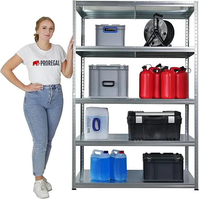 Proregal Metallregal Mega Deal Steel Eagle - Traglast pro Boden: 130 kg, Anzahl Böden: 5 Stk., Stecken, Verzinkt - Das Bild zeigt ein Regal mit vier Ebenen, gefüllt mit verschiedenen Behältern und Werkzeugen. Eine junge Frau steht daneben.