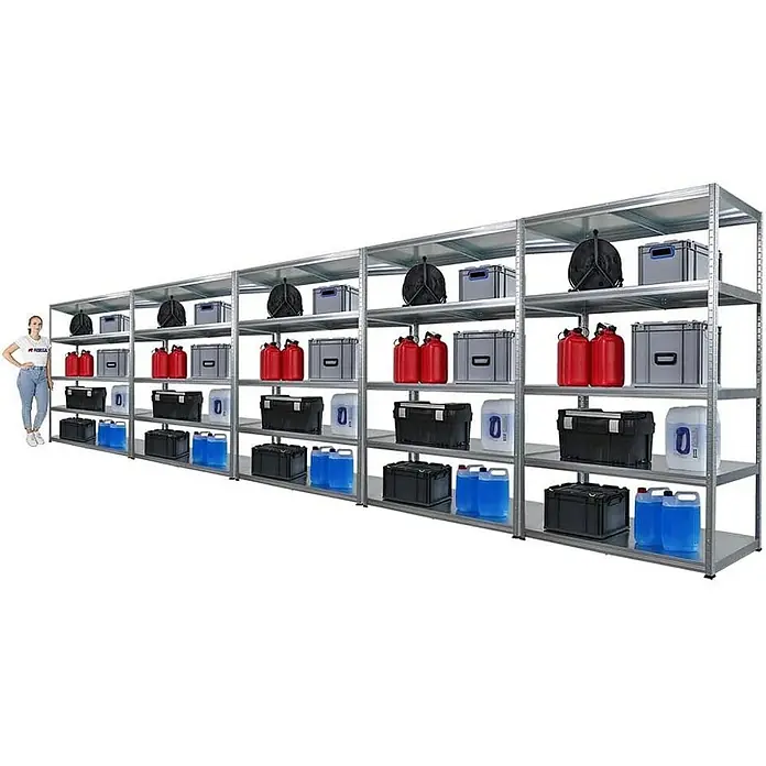 Proregal Metallregal Mega Deal Steel Eagle - Traglast pro Boden: 130 kg, Anzahl Böden: 5 Stk., Stecken, Verzinkt - Ein langes, graues Metallregal, gefüllt mit verschiedenen Behältern, steht vor einem weißen Hintergrund. Eine Frau steht daneben.