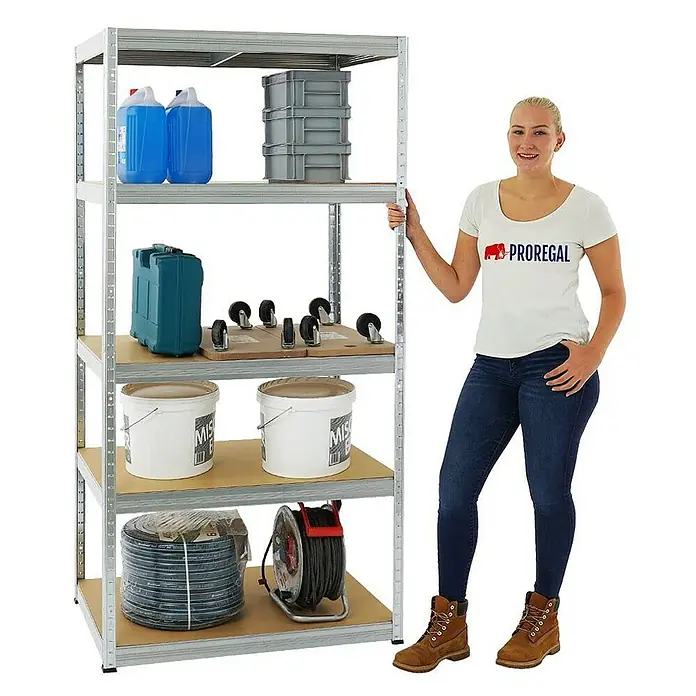 Proregal Schwerlastregal Mega Deal Slim Elephant M - Traglast pro Boden: 350 kg, Anzahl Böden: 5 Stk., Stecken, Verzinkt - Das Bild zeigt ein stabiles Regal mit mehreren Fächern, beladen mit verschiedenen Gegenständen, und eine Frau steht daneben.