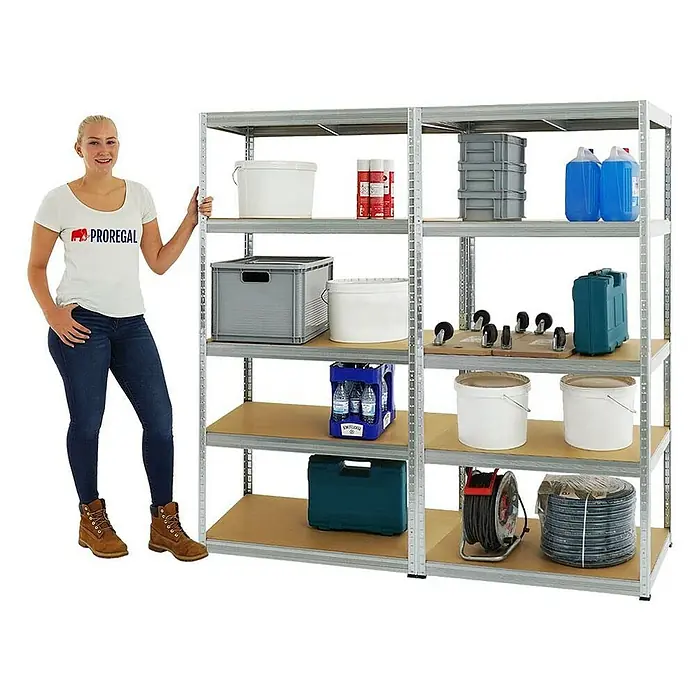 Proregal Schwerlastregal Mega Deal Slim Elephant M - Traglast pro Boden: 350 kg, Anzahl Böden: 5 Stk., Stecken, Verzinkt - Lagerregal mit diversen Gegenständen und einer Frau daneben. Das Regal bietet viel Stauraum für Werkstatt, Garage oder Lager.