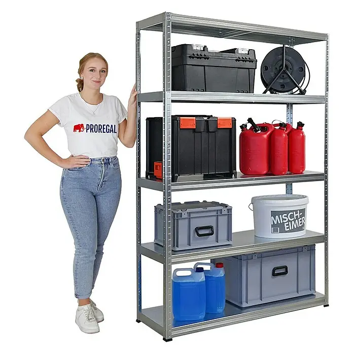 Proregal Metallregal Mega Deal Steel Eagle - Traglast pro Boden: 130 kg, Anzahl Böden: 5 Stk., Stecken, Verzinkt - Ein hohes, silbernes Lagerregal mit fünf Ebenen, gefüllt mit verschiedenen Behältern und Werkzeugen, neben einer Frau.