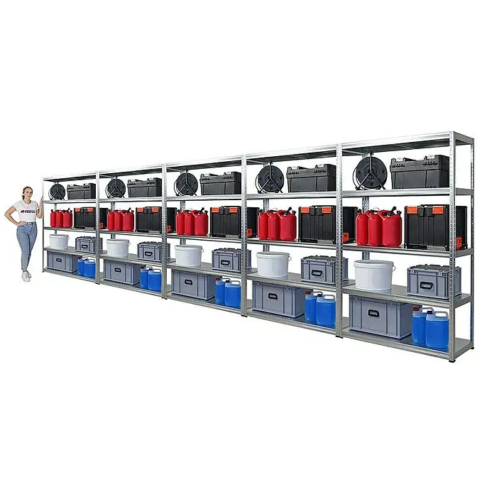 Proregal Metallregal Mega Deal Steel Eagle - Traglast pro Boden: 130 kg, Anzahl Böden: 5 Stk., Stecken, Verzinkt - Regalsystem mit vier Ebenen zur Aufbewahrung verschiedener Gegenstände wie Kanister und Boxen, daneben eine Person als Größenvergleich.