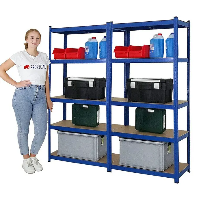 Proregal Schwerlastregal Mega Deal Kellerregal GORILLA - H x B x T: 180 x 90 x 40 cm, Traglast pro Boden: 175 kg, Anzahl Böden: 5 Stk., Stecken, Blau - Regal mit vier Regalböden, beladen mit Behältern und Flaschen. Eine Frau steht daneben.