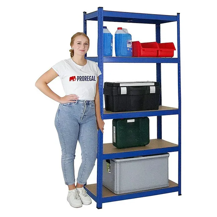 Proregal Schwerlastregal Mega Deal Kellerregal GORILLA - H x B x T: 180 x 90 x 40 cm, Traglast pro Boden: 175 kg, Anzahl Böden: 5 Stk., Stecken, Blau - Ein blaues Schwerlastregal mit fünf Ebenen, beladen mit Behältern und Werkzeugkästen, steht neben einer Frau für Größenvergleich.