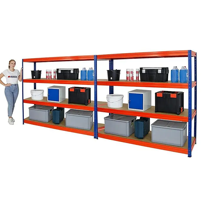 Proregal Schwerlastregal Mega Deal DINO - H x B x T: 180 x 200 x 60 cm, Traglast pro Boden: 500 kg, Anzahl Böden: 4 Stk., Stecken, Orange - Regal mit vier Ebenen, gefüllt mit Behältern, Boxen und Eimern in verschiedenen Farben. Es steht eine Frau daneben.