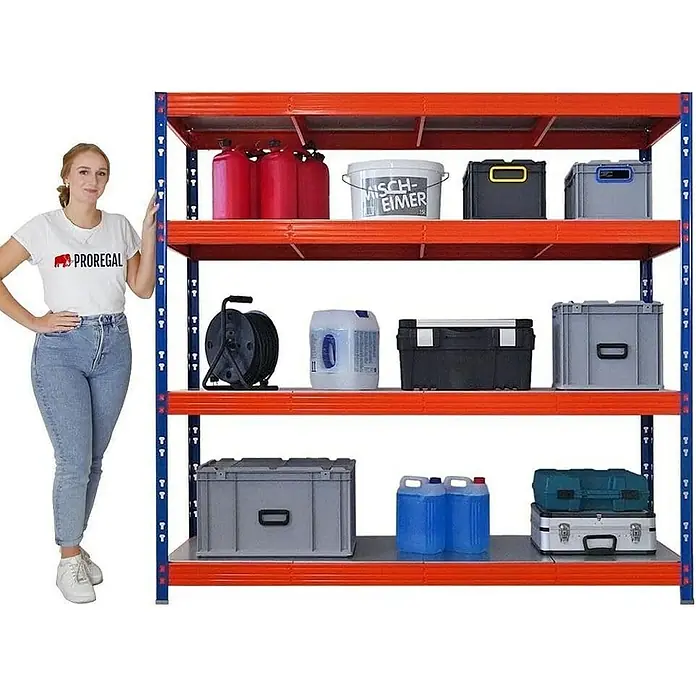 Proregal Schwerlastregal Mega Deal Profi RHINO - Traglast pro Boden: 500 kg, Anzahl Böden: 4 Stk., Stecken, Blau-Orange - Ein 4-stöckiges Lagerregal mit verschiedenen Behältern, darunter Kanister, Eimer und Boxen, präsentiert von einer Frau.